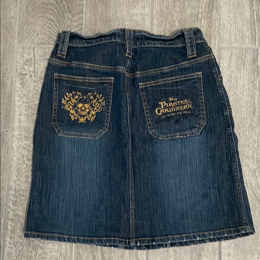 Disney pirates of the Caribbean
Skirt w glitter details